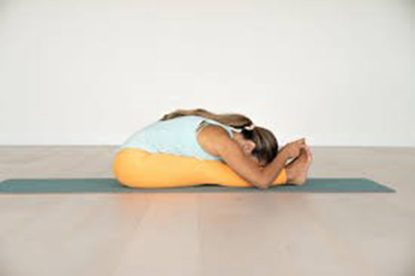 Posturas de ioga de primavera para saúde e bem-estar7