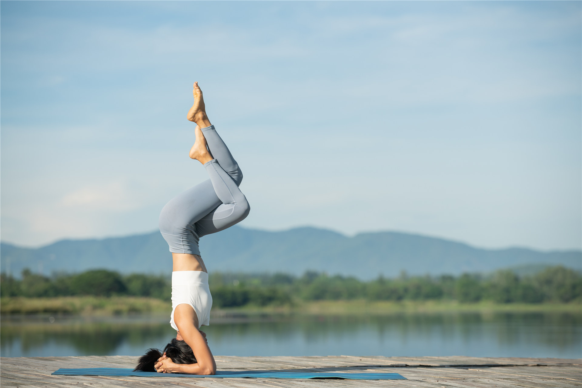 mzimayi-yoga-mat-relax-park-wamng'ono-sporty-asian-woman-kuchita-yoga-kuchita-headstand-kuchita-ntchito-kuvala-sportswear-thalauza-pamwamba