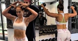 Jennifer Lopez abbraccia quotidianamente lo yoga fitness dopo aver annullato il tour estivo3